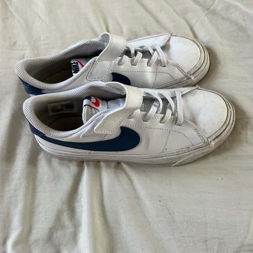 Boys Nike Low Court Sneakers size 2